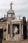 Statua in uscita immigrato di Ayudate mausoleo Roverano Cementerio de la Recoleta, Buenos Aires, Argentina.