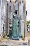 Scultura Liliana Crocciati e il suo cane, Cementerio de la Recoleta, Buenos Aires, Argentina.