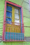 Finestra rotta e colorato La Boca Araoz de Lamadrid, Buenos Aires, Argentina.