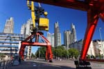 Gru portuali e gli edifici a Puerto Madero, Buenos Aires, Argentina.