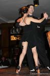 Coppia e tacchi a spillo, Eva tango a Los Billares, Buenos Aires, Argentina.