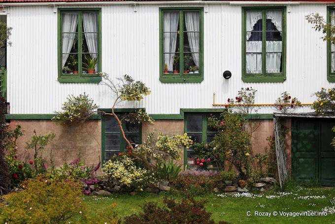 Giardino e la facciata della Estancia Harberton, Ushuaia - Argentina