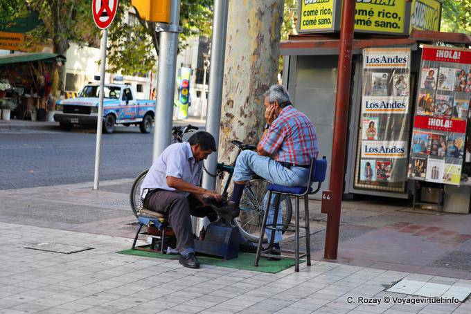 Cireur de chaussures, Mendoza Peatonal Sarmiento - Argentina