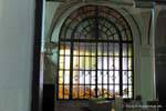 Window view dall'interno, Banco Nacional Hypothecario, Mendoza, Argentina.