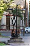 Ragazze che si siedono sotto un lampione, Plaza de Espana, Mendoza, Argentina.