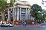 Colonne in un edificio d'angolo, Plaza San Martin, Mendoza, Argentina.