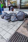 La povertà di smistamento rifiuti per recuperare, Plaza San Martin, Mendoza, Argentina.