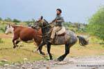 Patagonia berretto gaucho in azione Gauchos Estancia Nibepo Aike, El Calafate, Argentina.