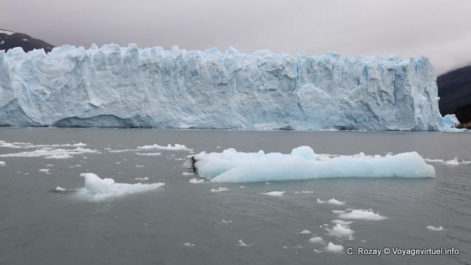 Mini iceberg galleggiante, Ghiacciaio Perito Moreno, El Calafate - Argentina