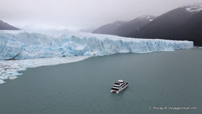 Barca prima il scogliere di ghiaccio lato sud, Ghiacciaio Perito Moreno, El Calafate - Argentina
