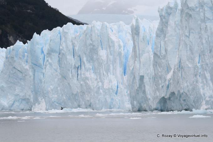 Una delle principali attrazioni della Patagonia meridionale, Ghiacciaio Perito Moreno, El Calafate - Argentina