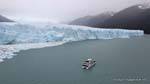Barca prima il scogliere di ghiaccio lato sud, Ghiacciaio Perito Moreno, El Calafate, Argentina.