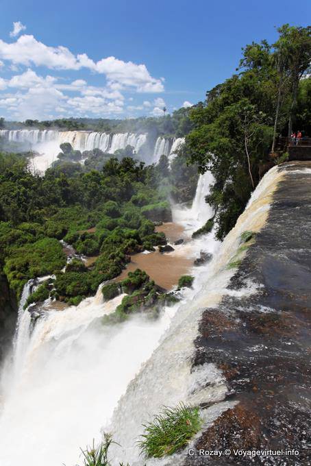 All'inizio del circuito superiore, cascate di allineamento, Iguazu - Argentina