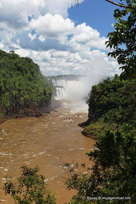 Barche di attaccare al rio MENO, Puerto Iguazu Cataratas - Argentina