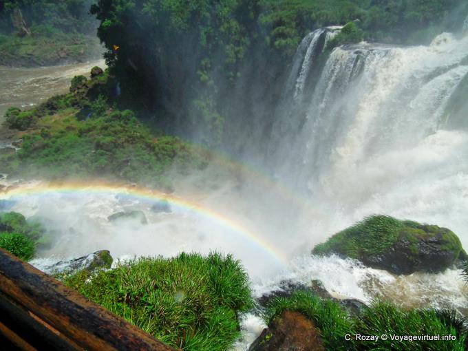 Doppio cielo arcobaleno nel cuore delle cascate, Iguazu Falls - Argentina