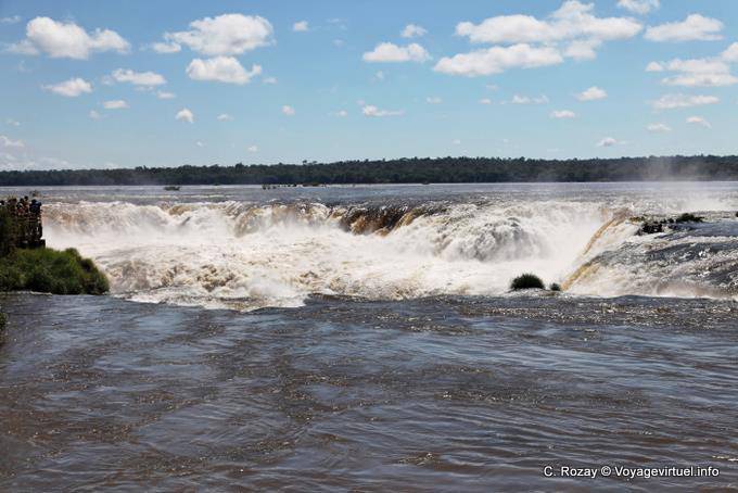 Acqua di fiume di entrare nella Gola del Diavolo, Iguazu Falls - Argentina