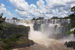 Cascate gruppo di destra di Isla San Martin, Iguazu Falls, Argentina.