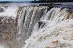 Superiore Rio Iguazu scorre in Salto Belgrano, Puerto Iguazu, Argentina.
