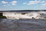 Acqua di fiume di entrare nella Gola del Diavolo, Iguazu Falls, Argentina.
