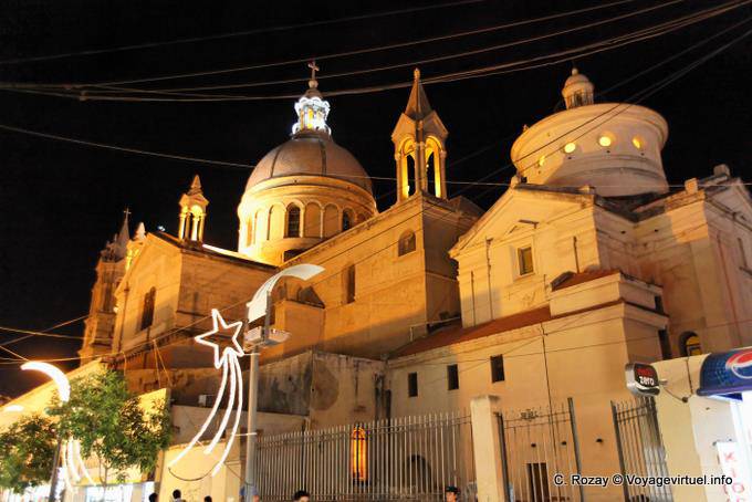 Basilica Cattedrale di vista di notte di San Nicolas, La Rioja - Argentina