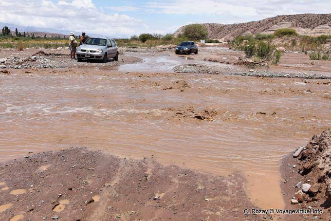 Ruta 40, Hualfin, passaggio rio in piena - Argentina