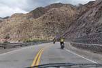 Ciclista sulla Ruta 40 km tra 4150 e 4000, Argentina.
