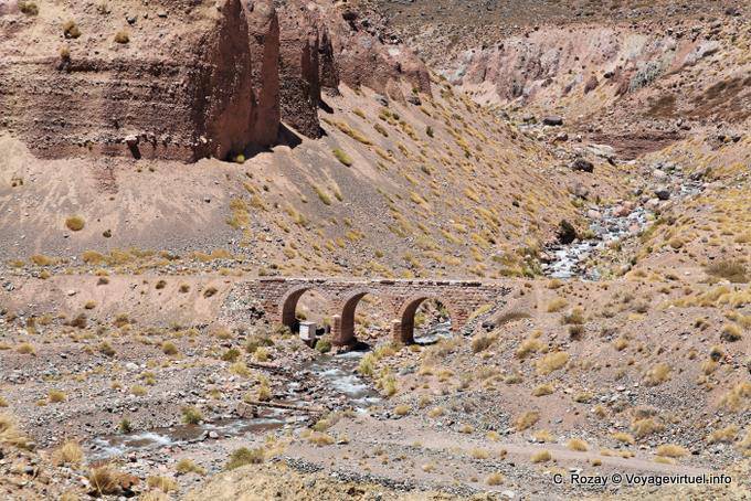 Vecchio ponte di pietra, Ruta 7 di Mendoza in Cile - Argentina