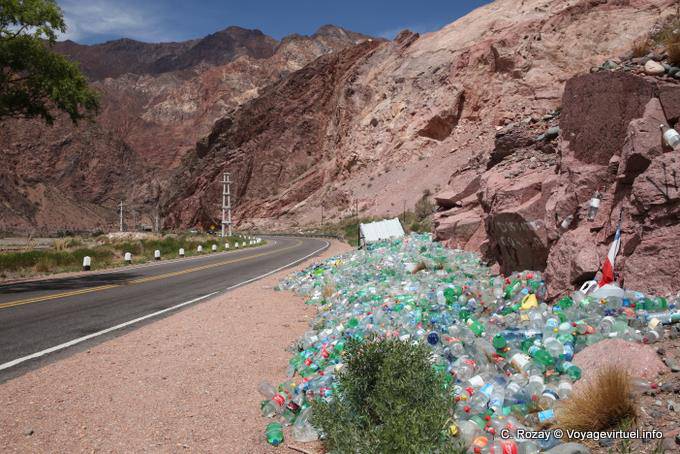 Santuario di plastica sul bordo della strada, Ruta 7 di Mendoza in Cile - Argentina