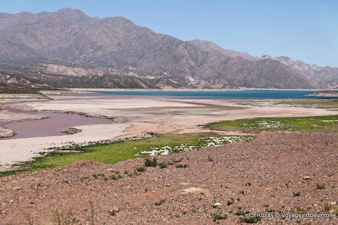 Il Rio Mendoza scorre nel bacino, Ruta 7 Lago Potrerillos - Argentina