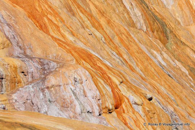 Rocce legati ai colori ferro, sale e zolfo, Ruta 7, Puente del Inca - Argentina