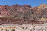 Cliffs scavate dal fiume di Uspallata, Ruta 7, Argentina.