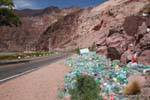 Santuario di plastica sul bordo della strada, Ruta 7 di Mendoza in Cile, Argentina.
