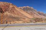 Staff di neve e le montagne, Ruta 7 di Mendoza in Cile, Argentina.