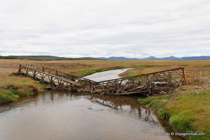 Olvido, ponte rotto vicino al Lago Chepelmuth, Ushuaia - Argentina