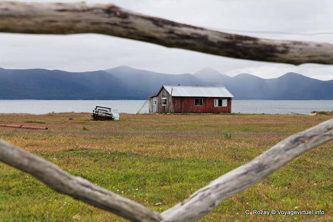Abbandonata sulla riva del lago, il Lago Fagnano Ushuaia - Argentina