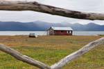 Abbandonata sulla riva del lago, il Lago Fagnano Ushuaia, Argentina.