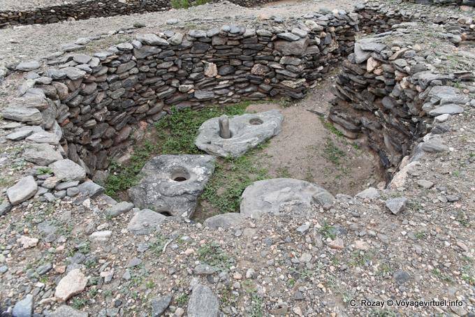 Tondo reliquia vivente con mortai, rovine Quilmes - Argentina