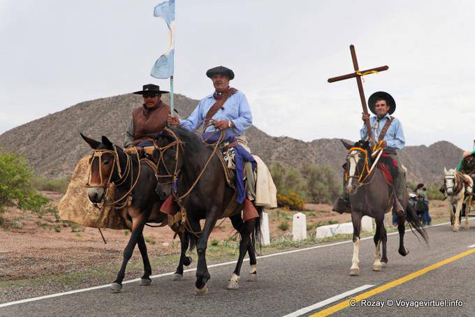 Ruta 40 dopo Chilecito, ponticelli processione - Argentina