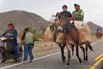 Volti locali in un chaval processione, Ruta 40 dopo Chilecito, Argentina.