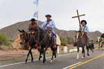 Ruta 40 dopo Chilecito, ponticelli processione, Argentina.
