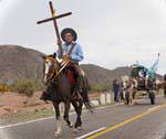 Rider sulla croce, Ruta 40 dopo Chilecito, processione cavalier, Argentina.