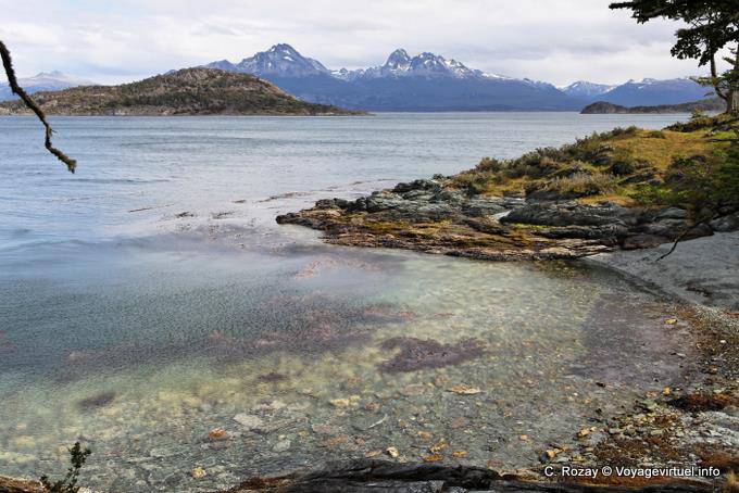 Bahia Ensenada con Isla Rotonda e Darwin canale in background, Parque Nacional Tierra del Fuego, Ushuaia - Argentina