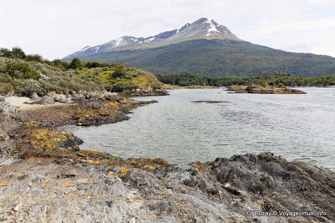 Shore e vista sulle montagne Condor, Bahia Lapataia, Parque Nacional Tierra del Fuego, Ushuaia - Argentina