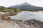 Shore e vista sulle montagne Condor, Bahia Lapataia, Parque Nacional Tierra del Fuego, Ushuaia, Argentina.