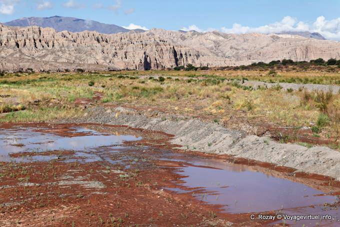 Paesaggio contrasti tra la valle del Río Calchaquies Calchaquí e sierras valle, Ruta 40 - Argentina