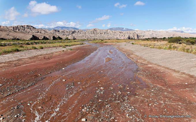 Río Calchaquí a bassa acqua da un ponte nei pressi di San Carlos Valley Calchaquies, Ruta 40 - Argentina