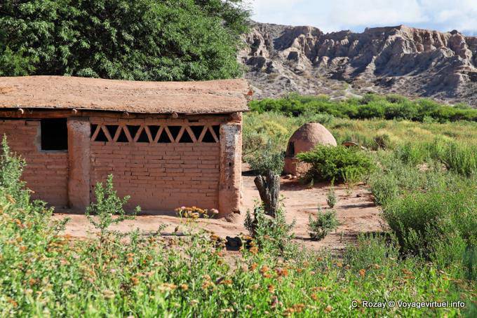Forno per il pane e l'habitat mattoni Valley Calchaquies, Ruta 40 - Argentina