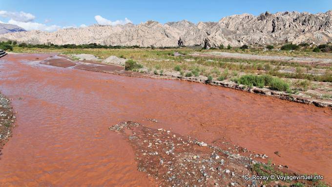 Acqua rossa nel fiume, Angastaco Valley Calchaquies, Ruta 40 - Argentina
