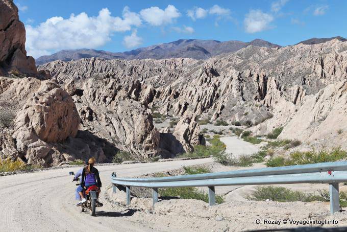 Bike in pista dopo la El Corte Ventisquero, Quebrada de las Flechas Valley Calchaquies, Ruta 40 - Argentina