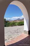 Sotto un arco della cappella dei Angostura Valle Calchaquies, Ruta 40, Argentina.